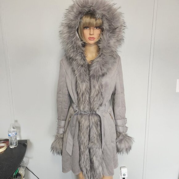 #593 Polyester/faux fur coat - Picture 1 of 5